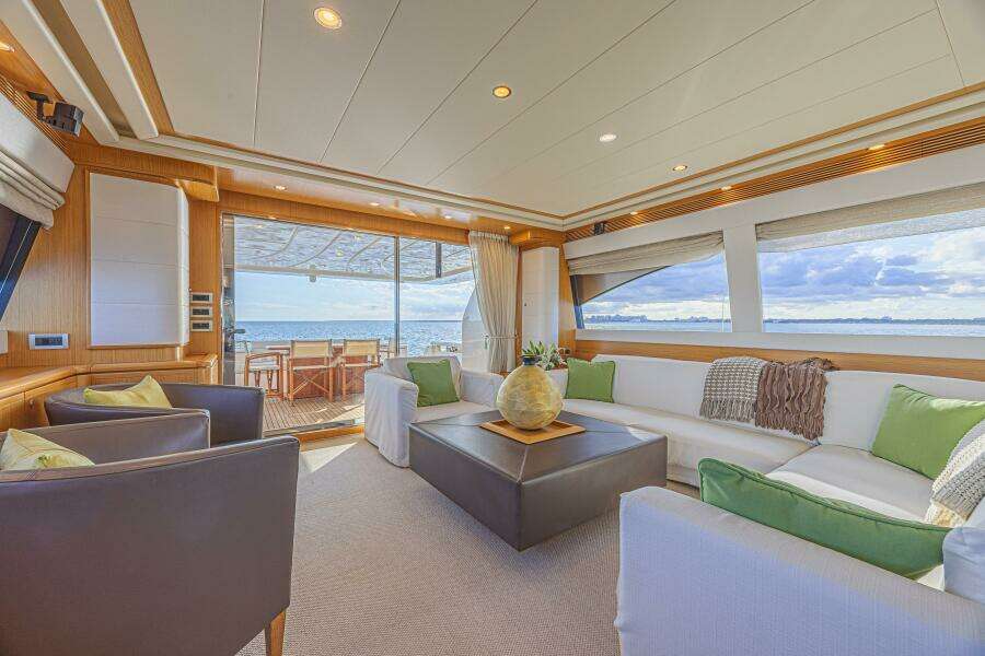 2011 Ferretti Yachts 830