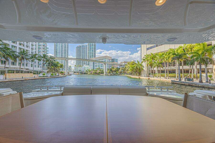 2011 Ferretti Yachts 830