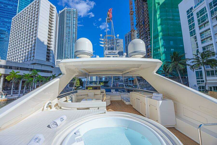 2011 Ferretti Yachts 830