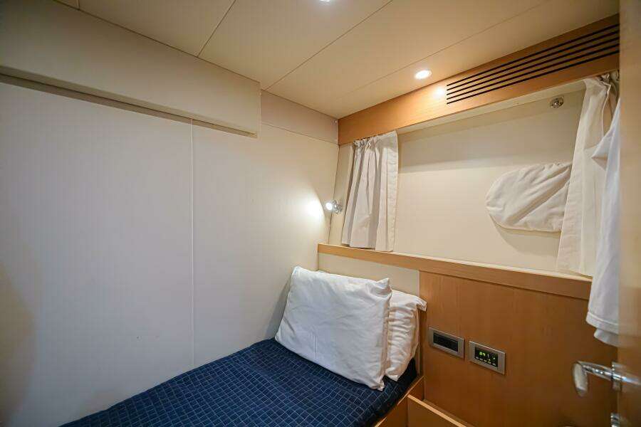 2011 Ferretti Yachts 830