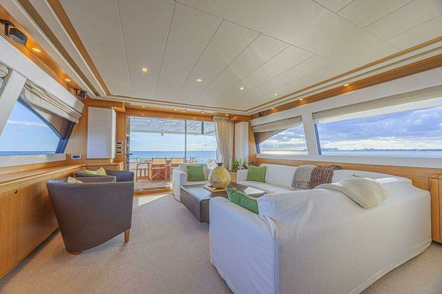 2011 Ferretti Yachts 830