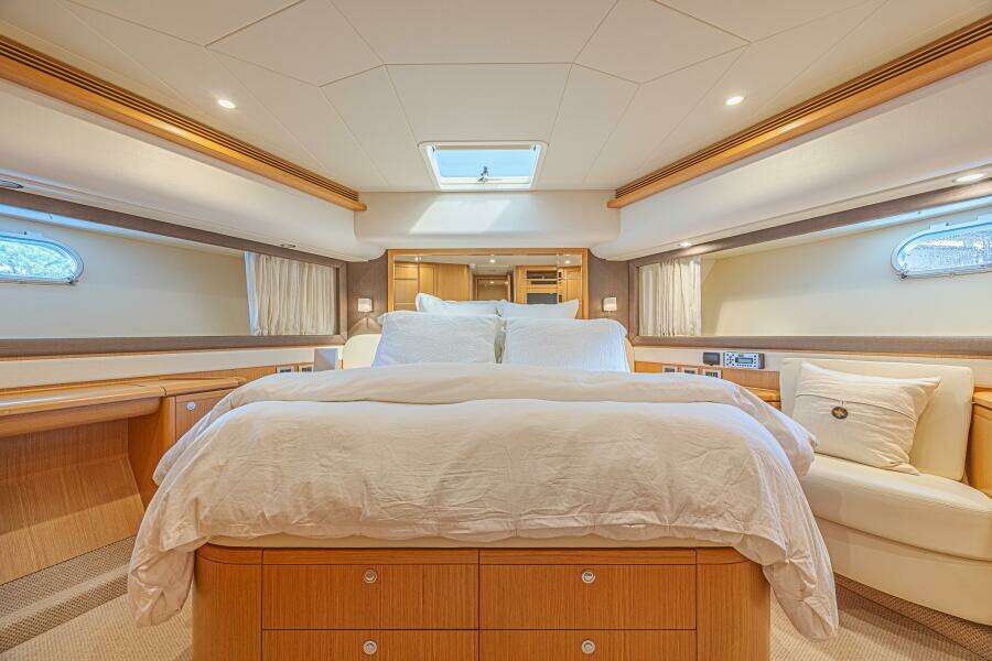 2011 Ferretti Yachts 830