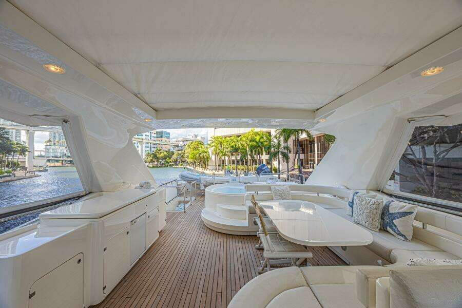 2011 Ferretti Yachts 830