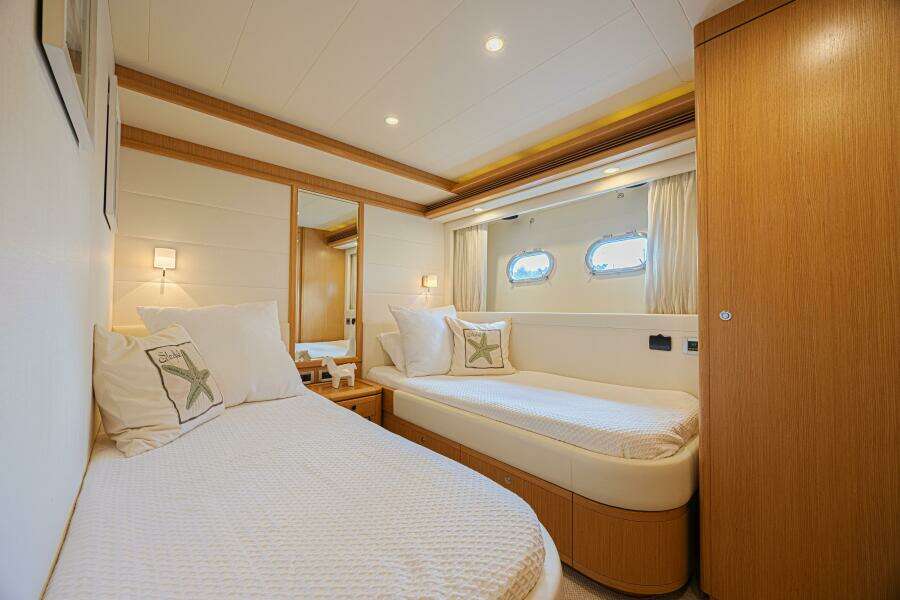 2011 Ferretti Yachts 830