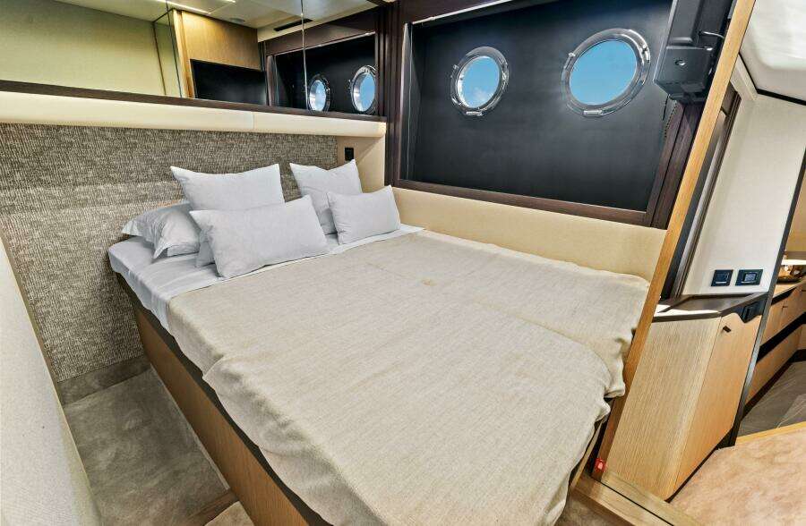 2025 Absolute 52 Fly