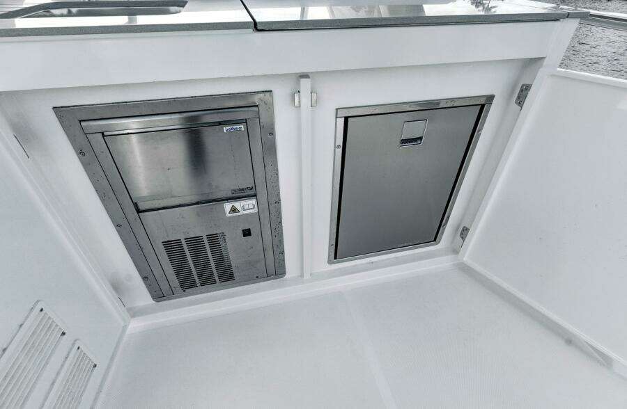 2025 Absolute 52 Fly