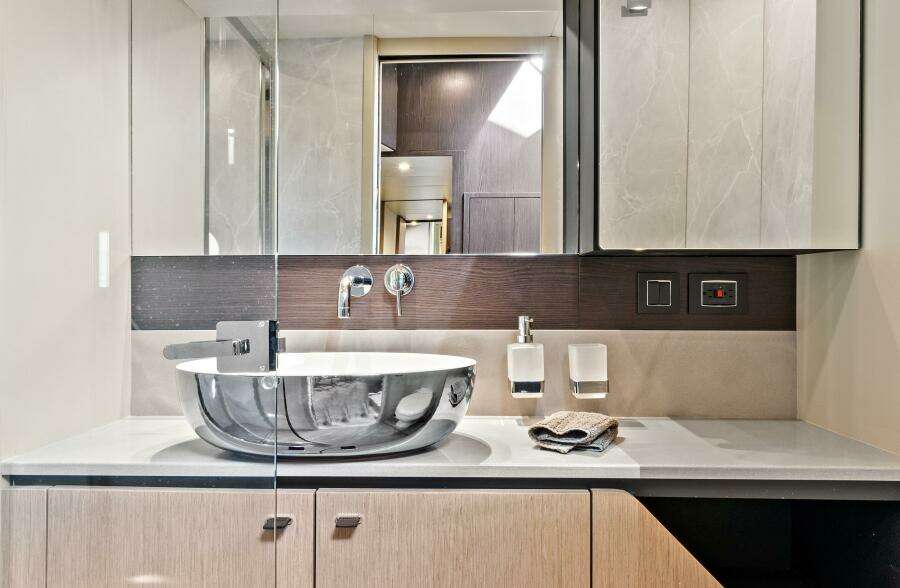 2025 Absolute 52 Fly