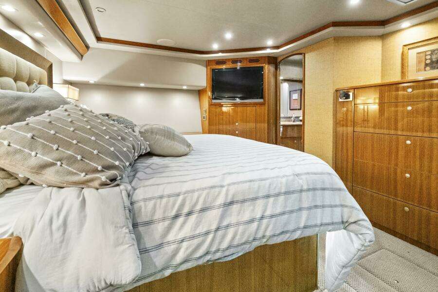 2008 Viking 74 Enclosed Bridge