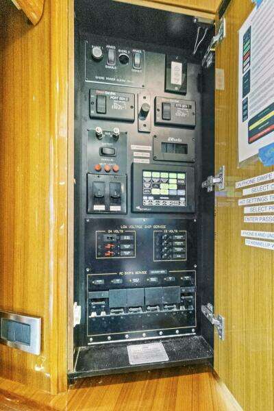 2008 Viking 74 Enclosed Bridge