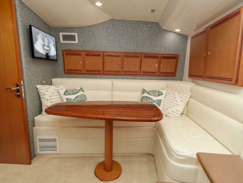 2008 Cabo 38 Express SHOW TIME - Salon