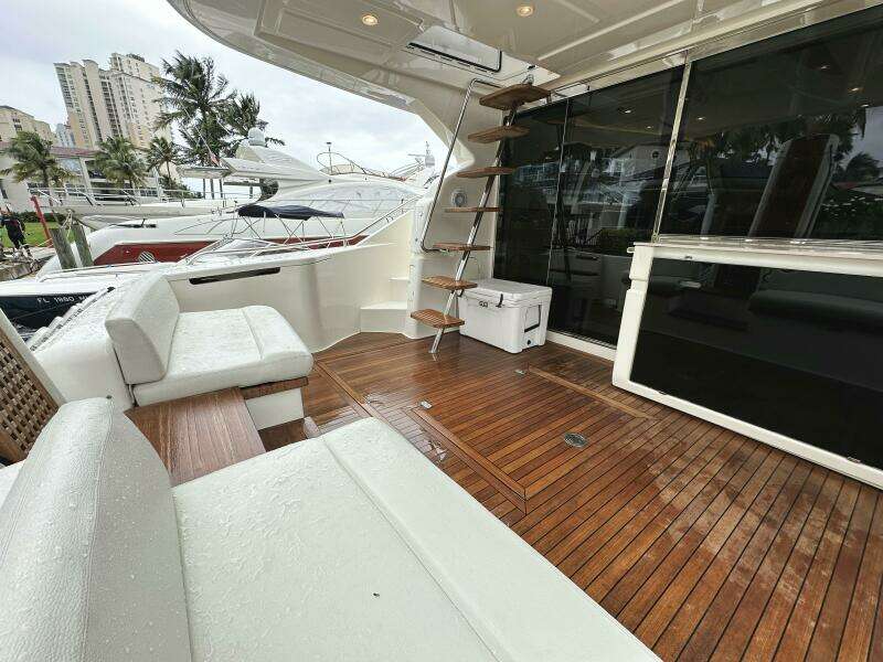 2014 Ferretti Yachts 530