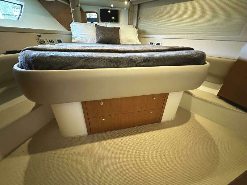 2014 Ferretti Yachts 530