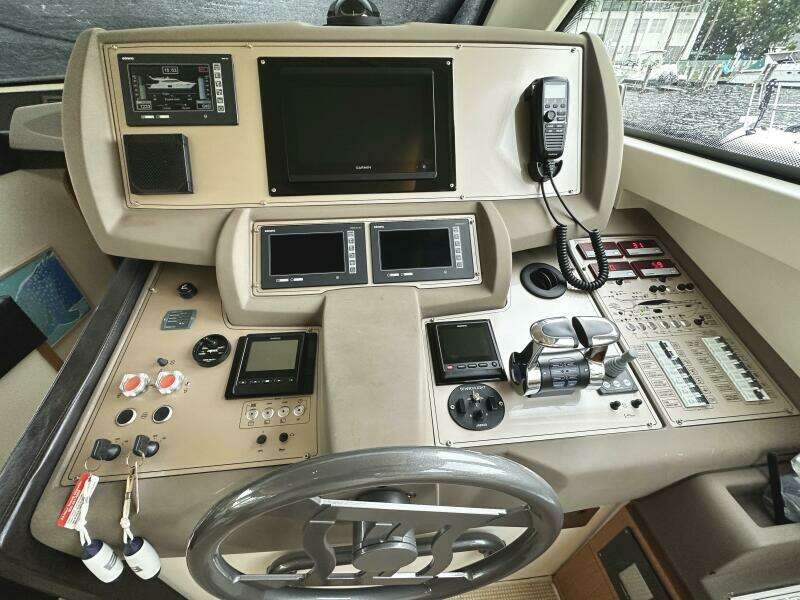 2014 Ferretti Yachts 530