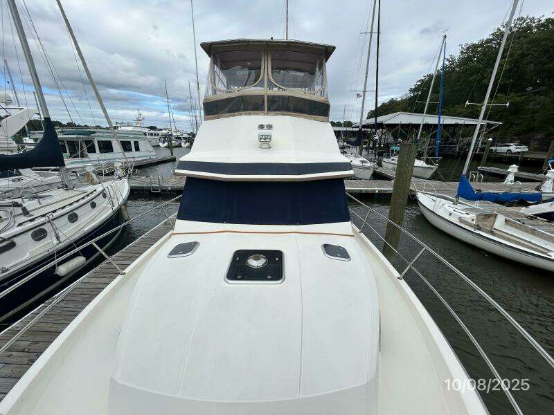 34' Sabreline foredeck aft