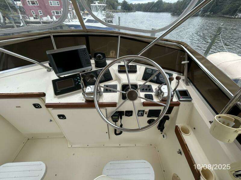 34' Sabreline flybridge helm2