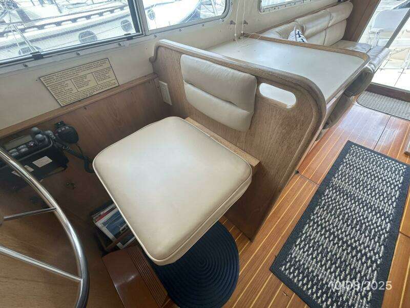 34' Sabreline lower helm helmseat