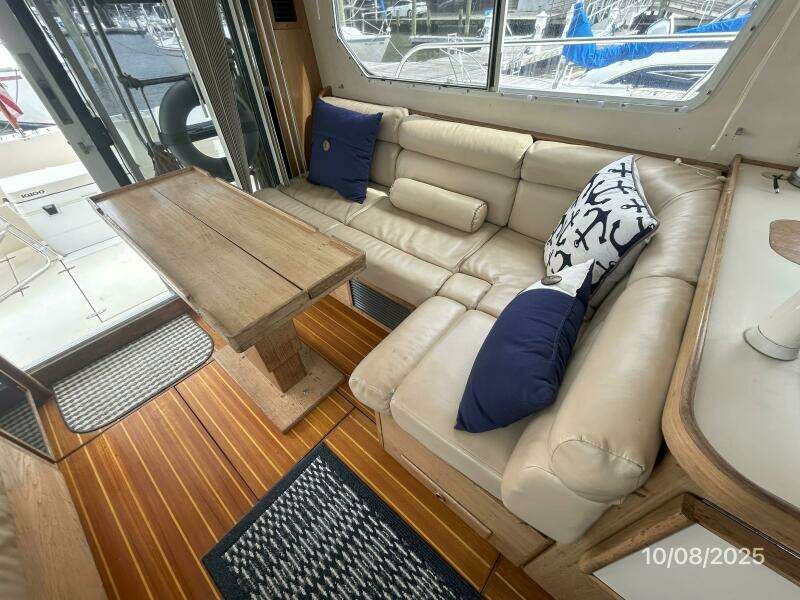 34' Sabreline salon port seating2