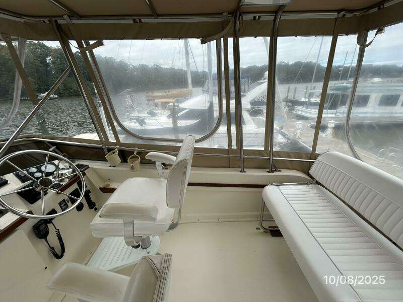 34' Sabreline flybridge starboard