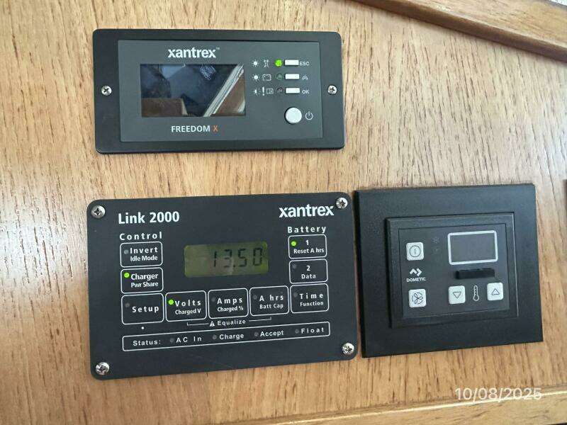 34' Sabreline inverter-battery displays