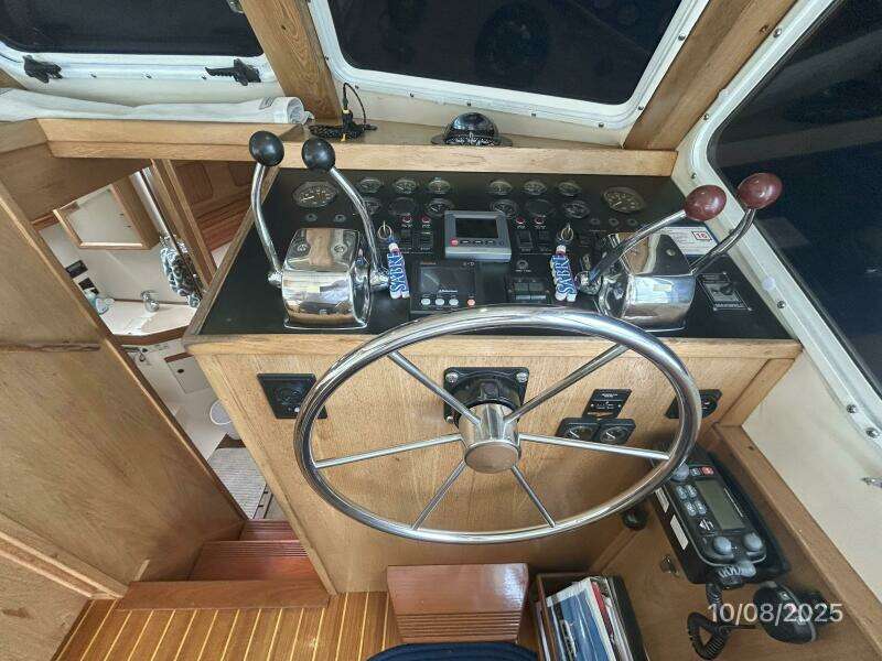 34' Sabreline lower helm2