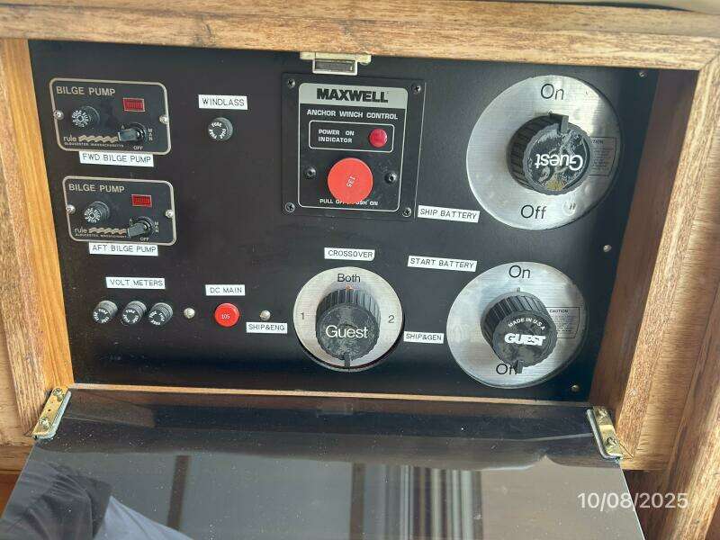 34' Sabreline battery switches