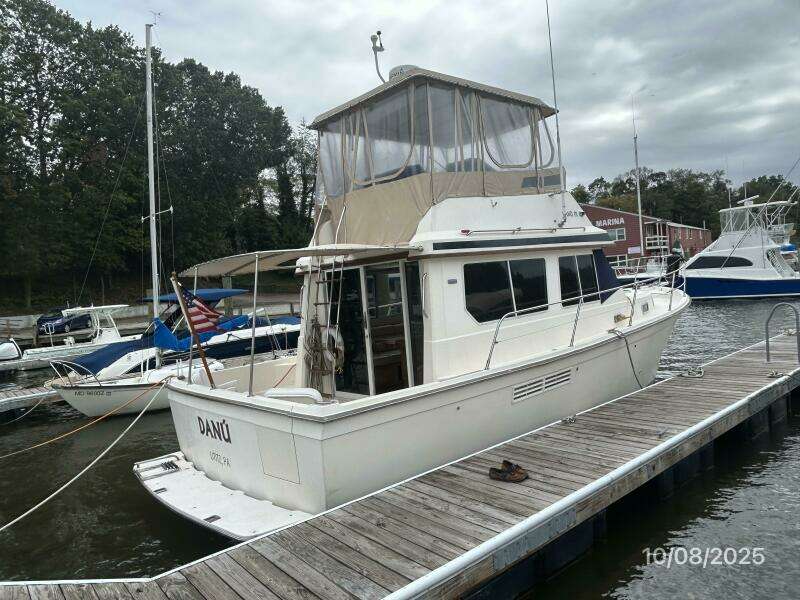 34' Sabreline starboard aft profile