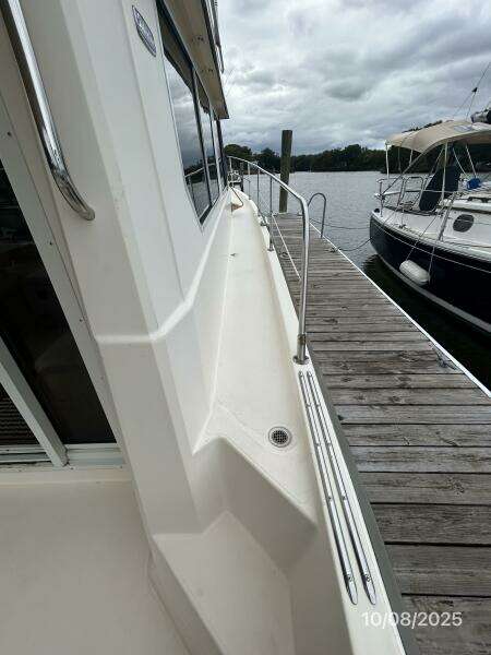 34' Sabreline starboard side deck2