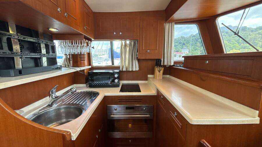 2013 Explorer Motor Yachts 40 Sedan