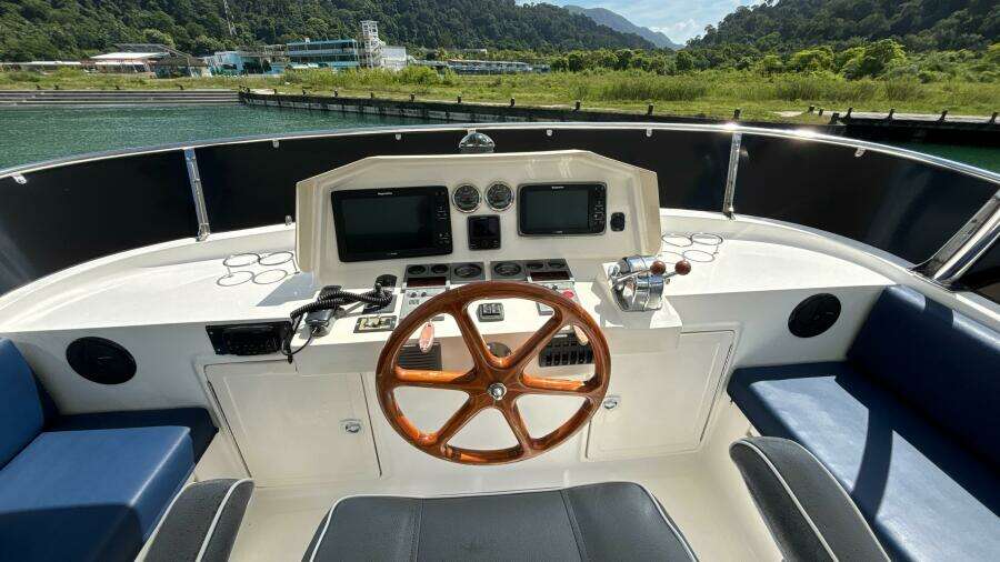 2013 Explorer Motor Yachts 40 Sedan