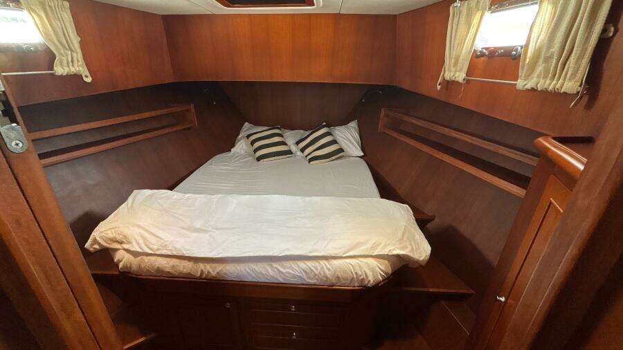 2013 Explorer Motor Yachts 40 Sedan