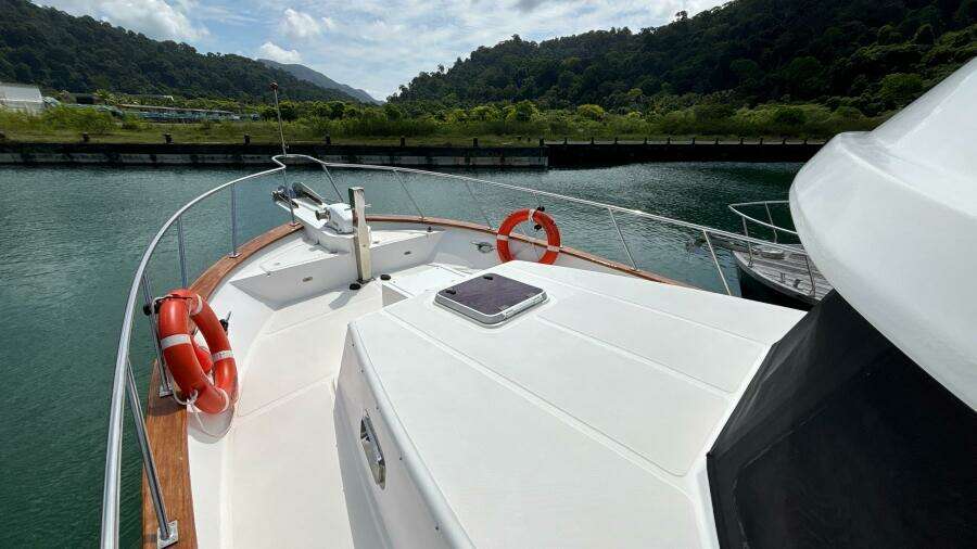 2013 Explorer Motor Yachts 40 Sedan