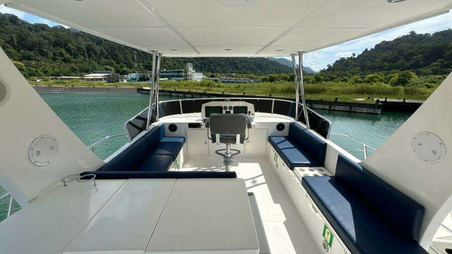 2013 Explorer Motor Yachts 40 Sedan