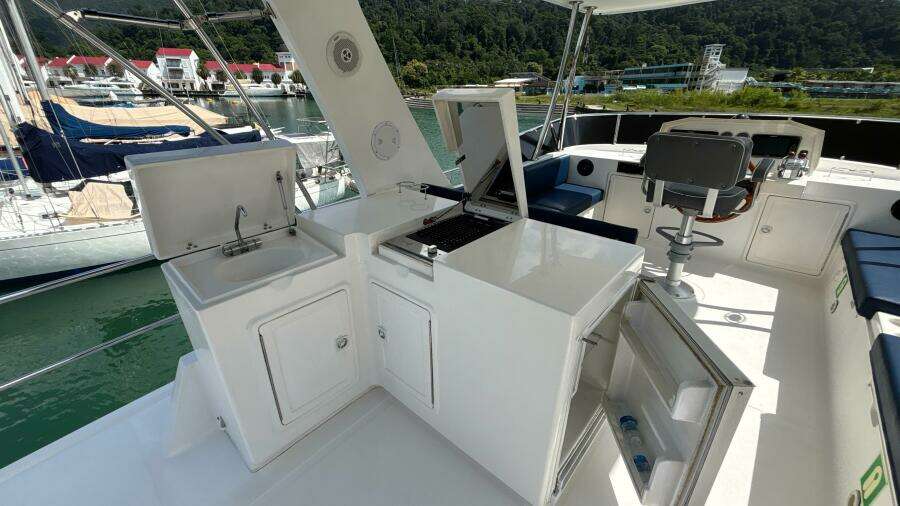 2013 Explorer Motor Yachts 40 Sedan