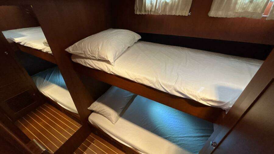 2013 Explorer Motor Yachts 40 Sedan