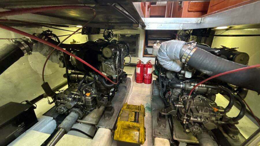 2013 Explorer Motor Yachts 40 Sedan