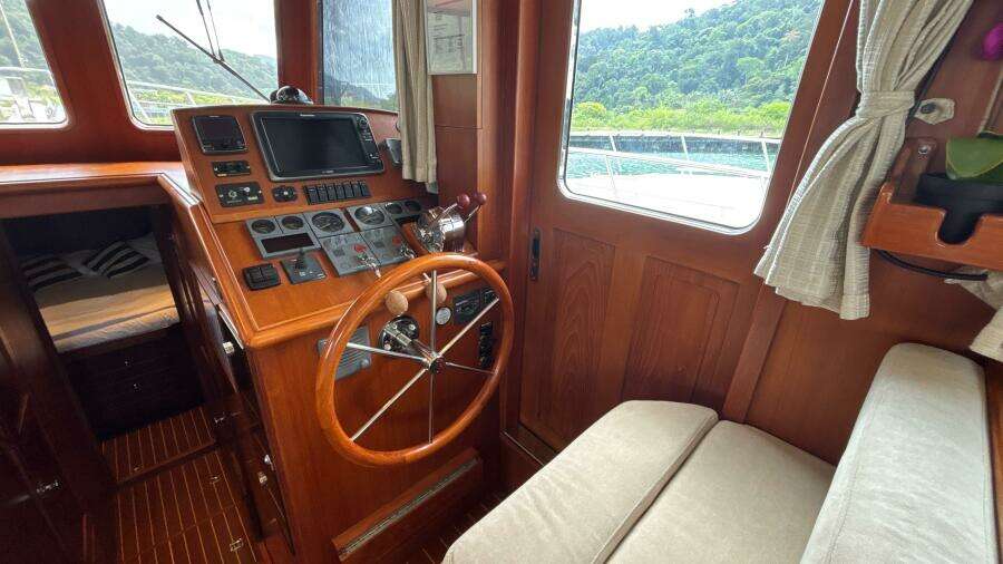 2013 Explorer Motor Yachts 40 Sedan