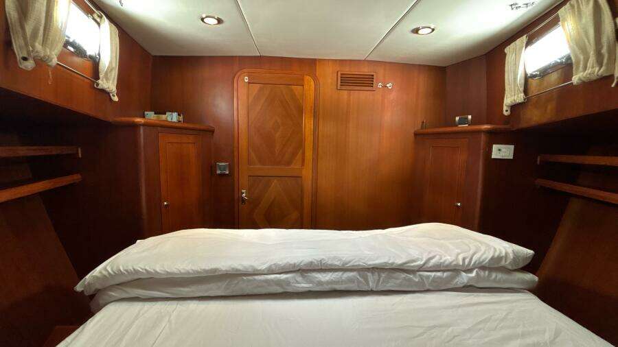 2013 Explorer Motor Yachts 40 Sedan