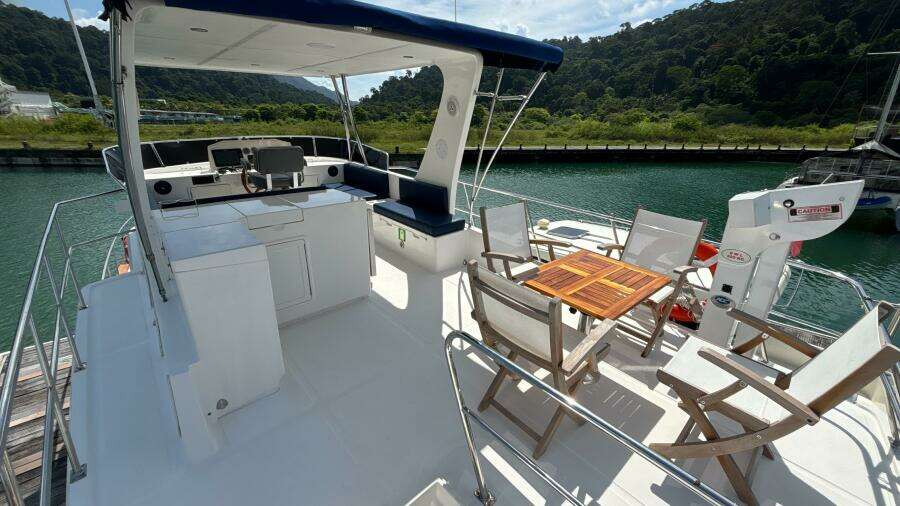 2013 Explorer Motor Yachts 40 Sedan