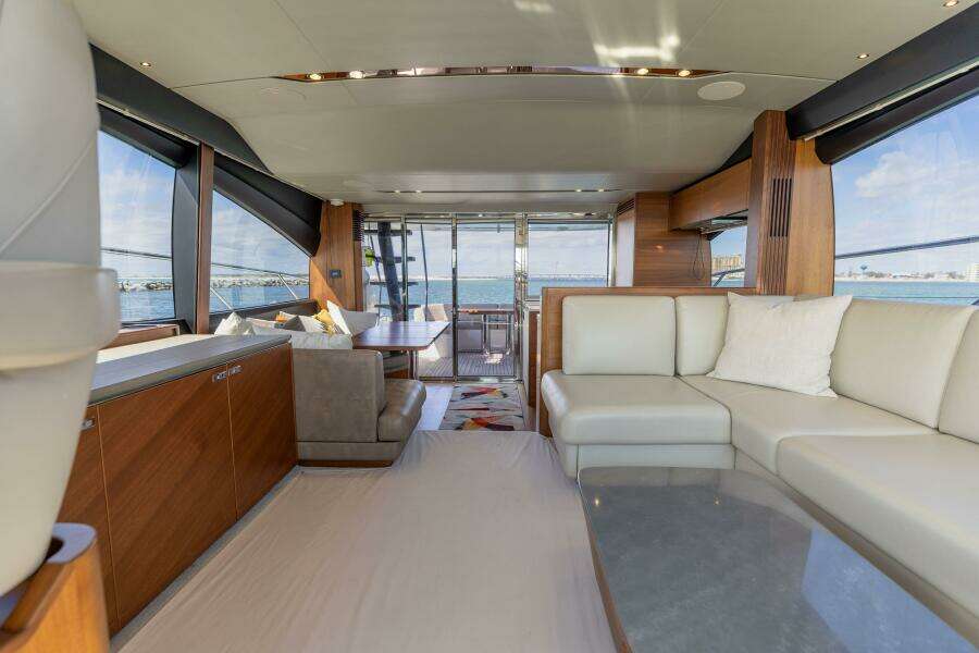 2019 Princess S65-CREWSZING- Salon