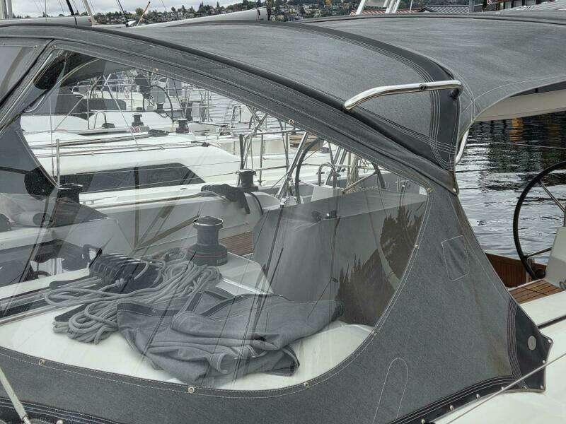 Iverson Dodger, Bimini, Connector