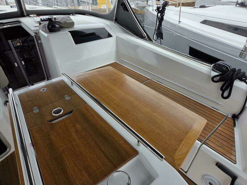 Lux Cockpit Table w/ Folding Leaves