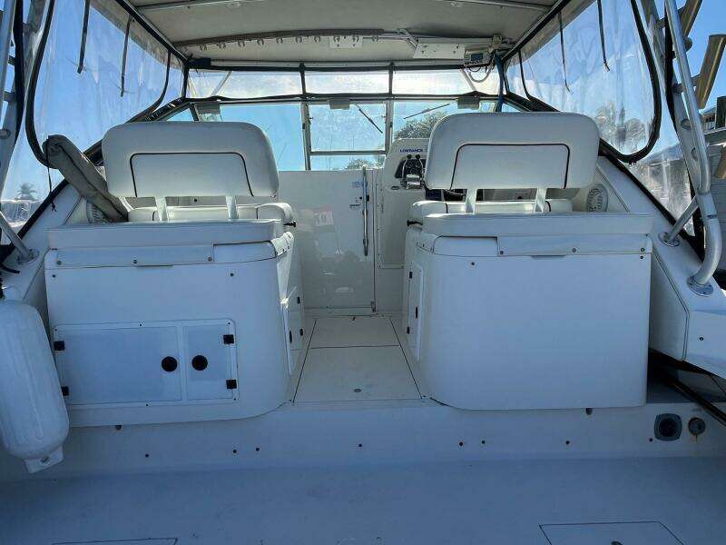 2001 Wellcraft 330 Coastal