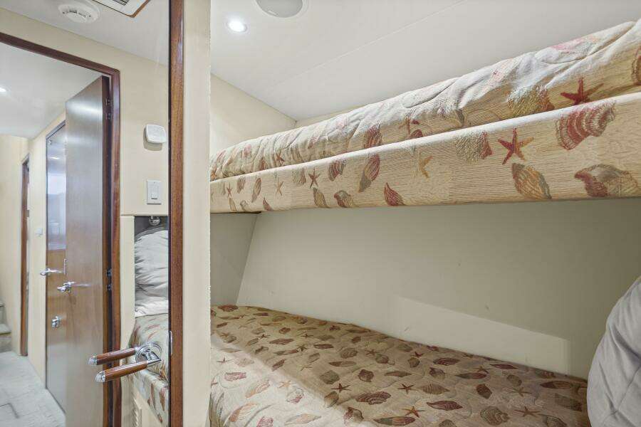 2008 60 Hatteras Blacksmith Forward Starboard Stateroom