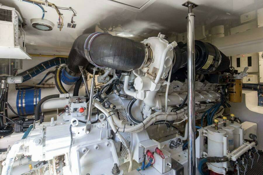 2008 60 Hatteras Blacksmith Engine Room (5)