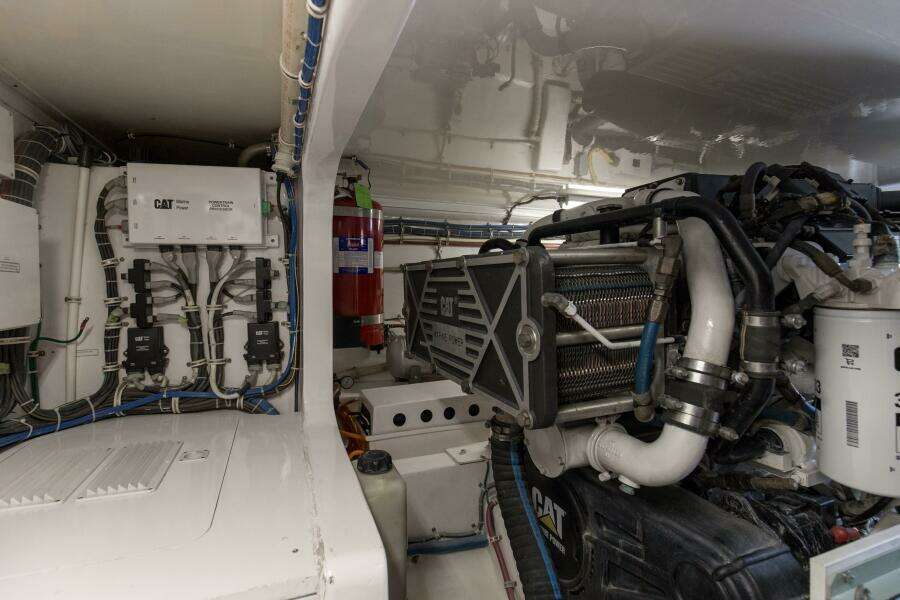 2008 60 Hatteras Blacksmith Engine Room (2)