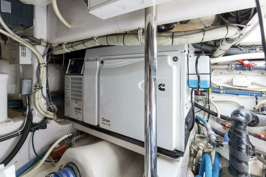 2008 60 Hatteras Blacksmith Engine Room (6)