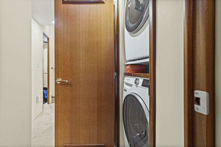 2008 60 Hatteras Blacksmith Laundry