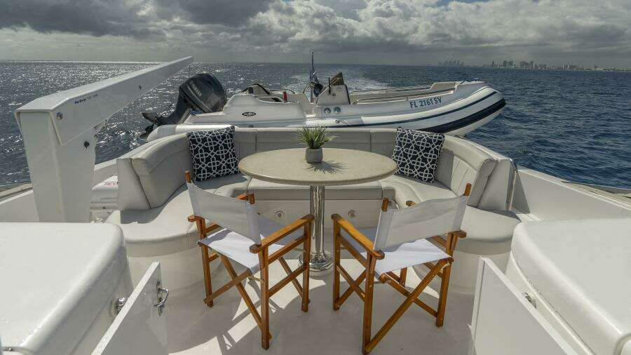 Hatteras 80 Gallopin- Flybridge Dinette
