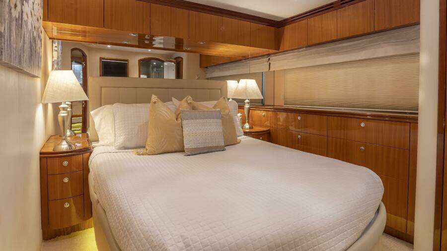 Hatteras 80 Gallopin- VIP Stateroom