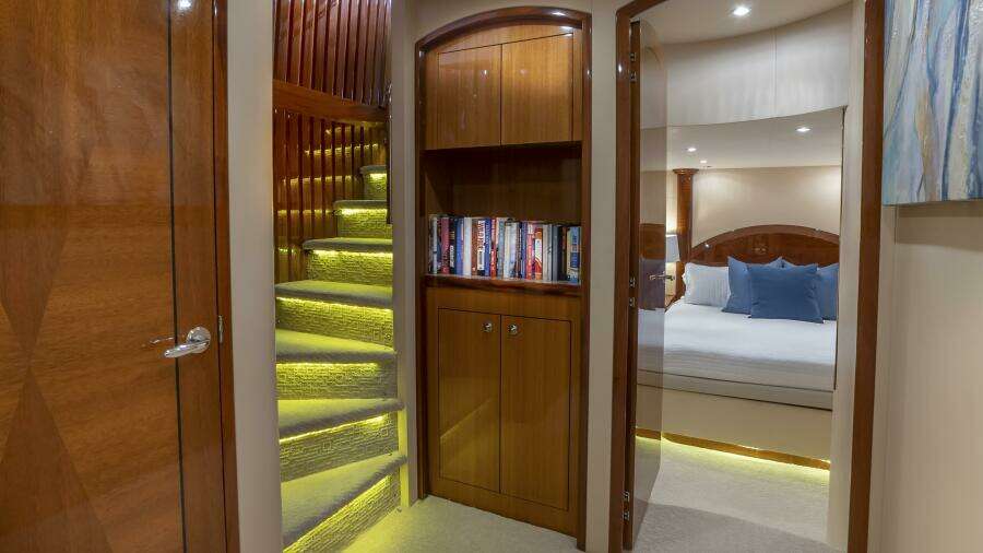 Hatteras 80 Gallopin- Stairway